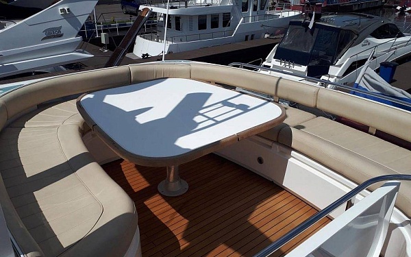 Аренда яхты Fairline Squadron 58 в Сочи - флайбридж